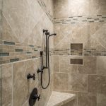 Moderne Dusche mit gefliesten Wänden, deren Fugen und Übergänge abgedichtet werden müssen