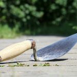 Spachtel und Maurerwerkzeug zum Verspachteln eines Lochs in der Wand