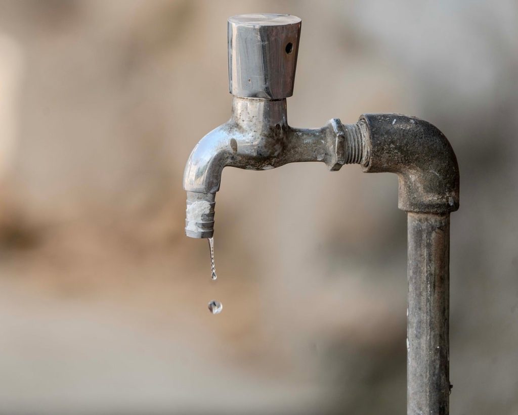 Tropfender Wasserhahn, der repariert werden muss