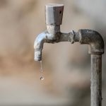 Tropfender Wasserhahn, der repariert werden muss