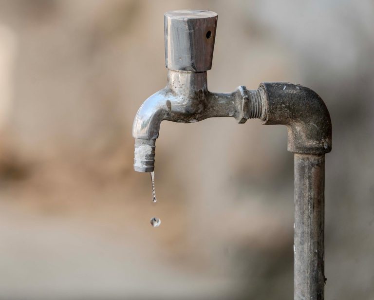 Tropfender Wasserhahn, der repariert werden muss