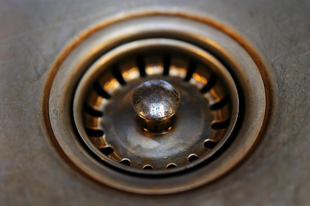 Abflusssieb im Waschbecken, verstopfter Abfluss