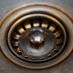 Abflusssieb im Waschbecken, verstopfter Abfluss