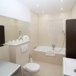 Badezimmer mit WC, dessen Spuelkasten nachlaeuft