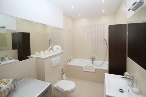 Badezimmer mit WC, dessen Spuelkasten nachlaeuft