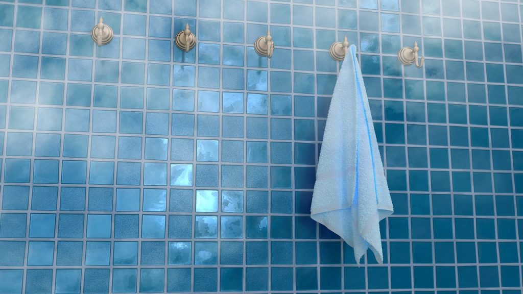 Silikonfuge im gefliesten Bad, die entfernt werden soll