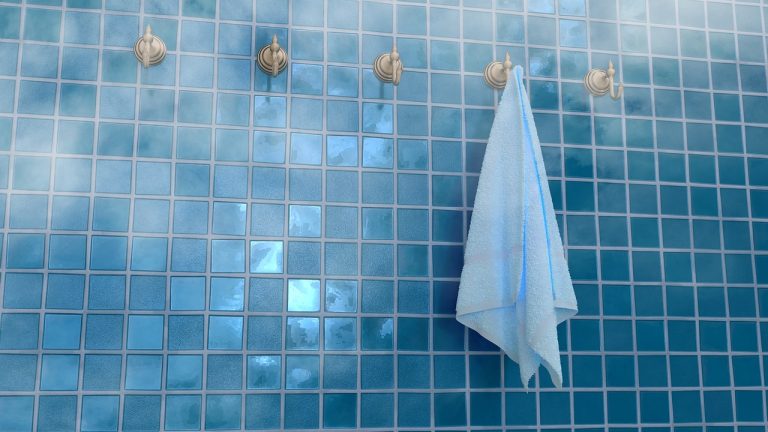 Silikonfuge im gefliesten Bad, die entfernt werden soll