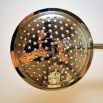 Duschkopf mit Kalkablagerungen im Badezimmer