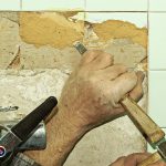 Lose Fliese am Boden, die neu befestigt werden muss