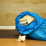 Wand, von der alter Fliesenkleber entfernt werden muss