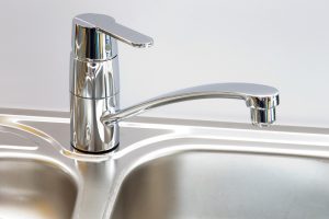 Kuechenspuele mit Armatur, die eingebaut werden soll