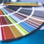 Farbe und Werkzeug zum Grundieren einer Wand
