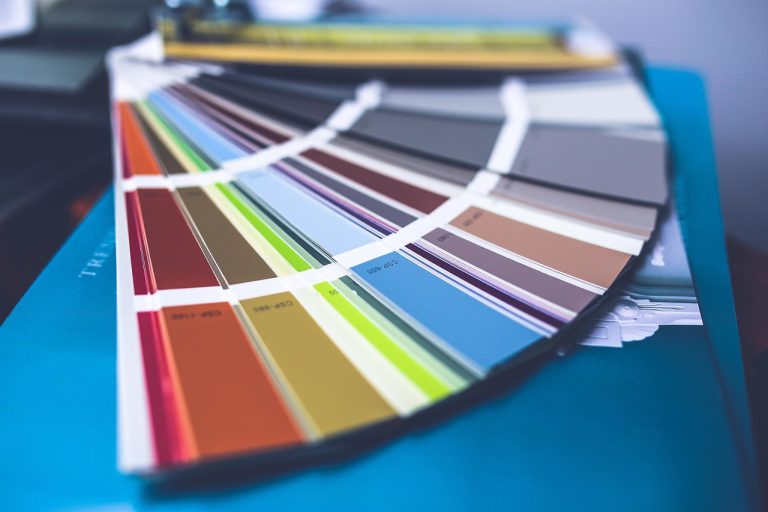Farbe und Werkzeug zum Grundieren einer Wand