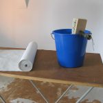 Tapete und Kleister fuer die Tapezieranleitung
