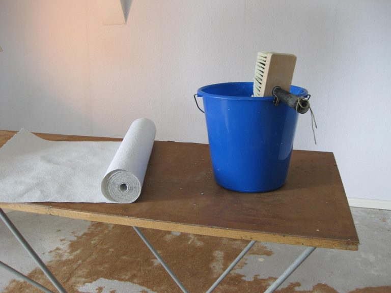 Tapete und Kleister fuer die Tapezieranleitung