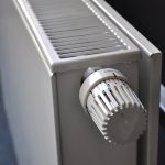 Weisser Heizkoerper, der neu lackiert werden soll