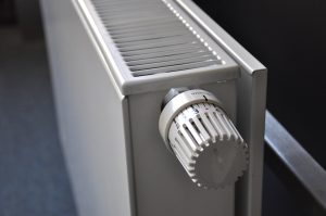 Weisser Heizkoerper, der neu lackiert werden soll