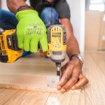 Heimwerker beim Anbringen von Rigips an der Wand
