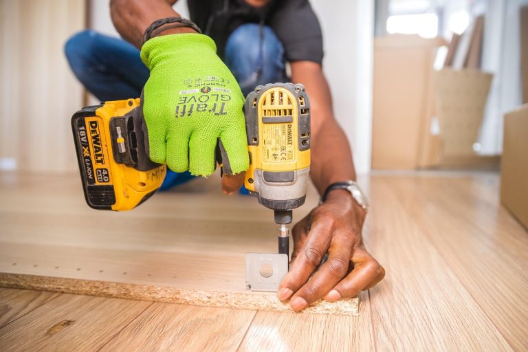 Heimwerker beim Anbringen von Rigips an der Wand