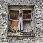 Alter Fensterrahmen, der gegen Zugluft abgedichtet werden soll