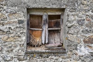 Alter Fensterrahmen, der gegen Zugluft abgedichtet werden soll