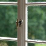 Fenstergriff und Beschlag, der eingestellt werden soll