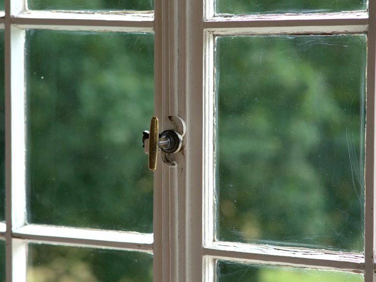 Fenstergriff und Beschlag, der eingestellt werden soll