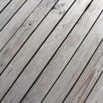 Holzdielen, die quietschen und repariert werden sollen