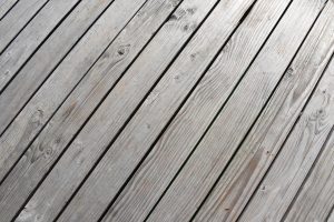 Holzdielen, die quietschen und repariert werden sollen