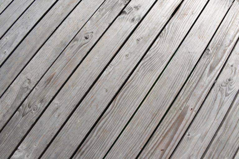 Holzdielen, die quietschen und repariert werden sollen