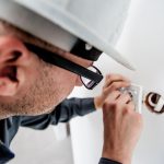 Elektriker beim Austausch einer Steckdose