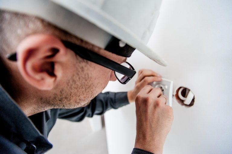 Elektriker beim Austausch einer Steckdose