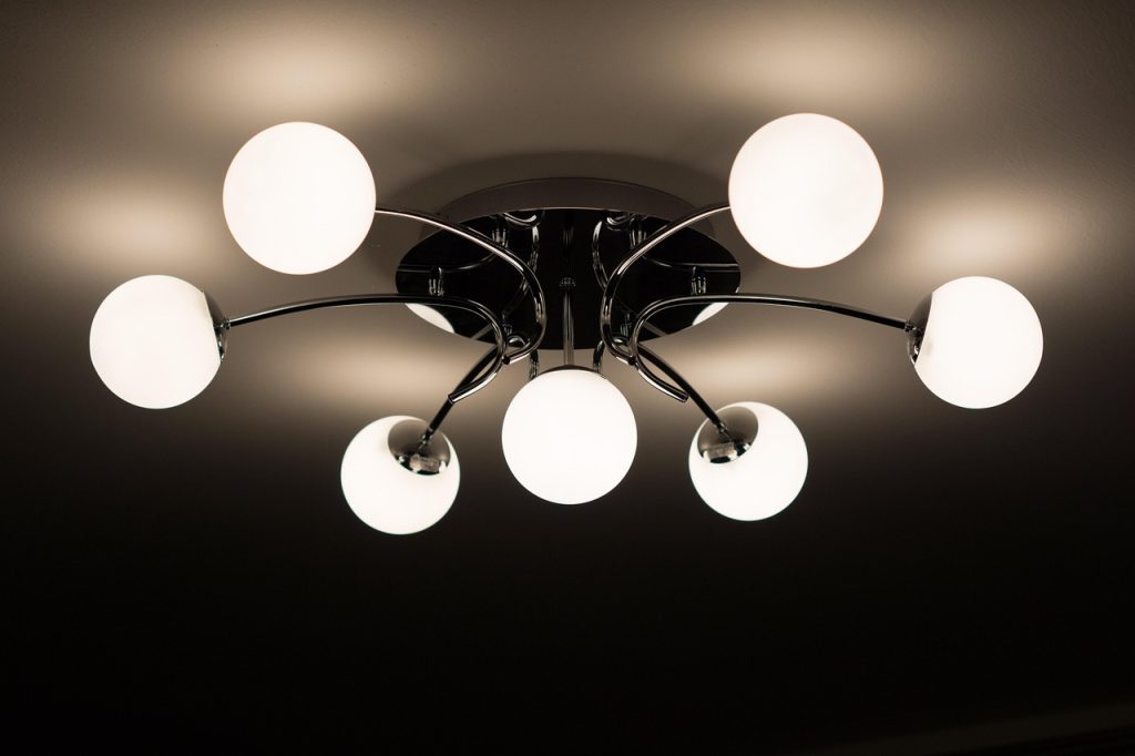 Deckenlampe, die angeschlossen werden soll