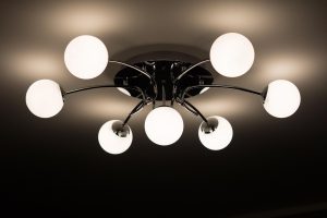 Deckenlampe, die angeschlossen werden soll