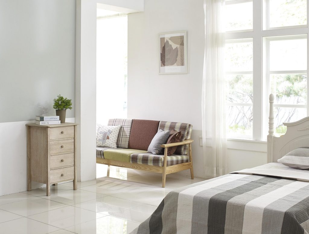 Schrank, der kippsicher an der Wand befestigt werden soll