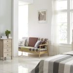 Schrank, der kippsicher an der Wand befestigt werden soll
