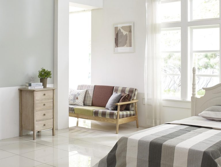 Schrank, der kippsicher an der Wand befestigt werden soll