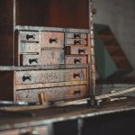 Schublade, die schwer laeuft und repariert werden soll