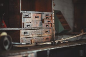 Schublade, die schwer laeuft und repariert werden soll